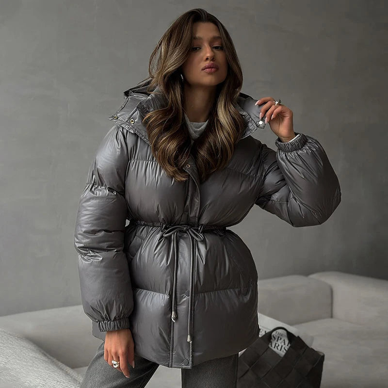 Fashion-Forward Wärme: Schokoladenbraune Pufferjacke mit figurbetonter Taille