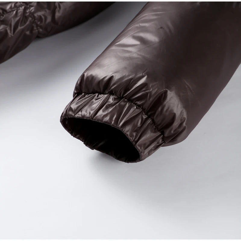 Fashion-Forward Wärme: Schokoladenbraune Pufferjacke mit figurbetonter Taille