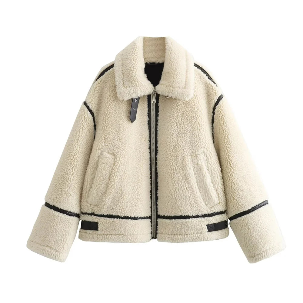 Zeitloser Wintertraum: Die cremefarbene Teddyjacke mit Stil