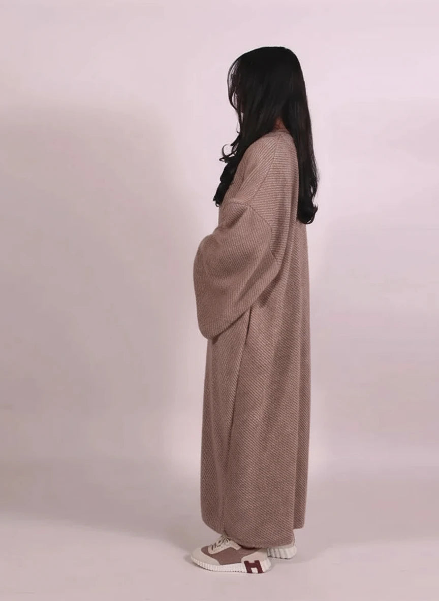 Oversized Cozy: Der Maxi-Strick-Cardigan in Taupe für Layering-Looks