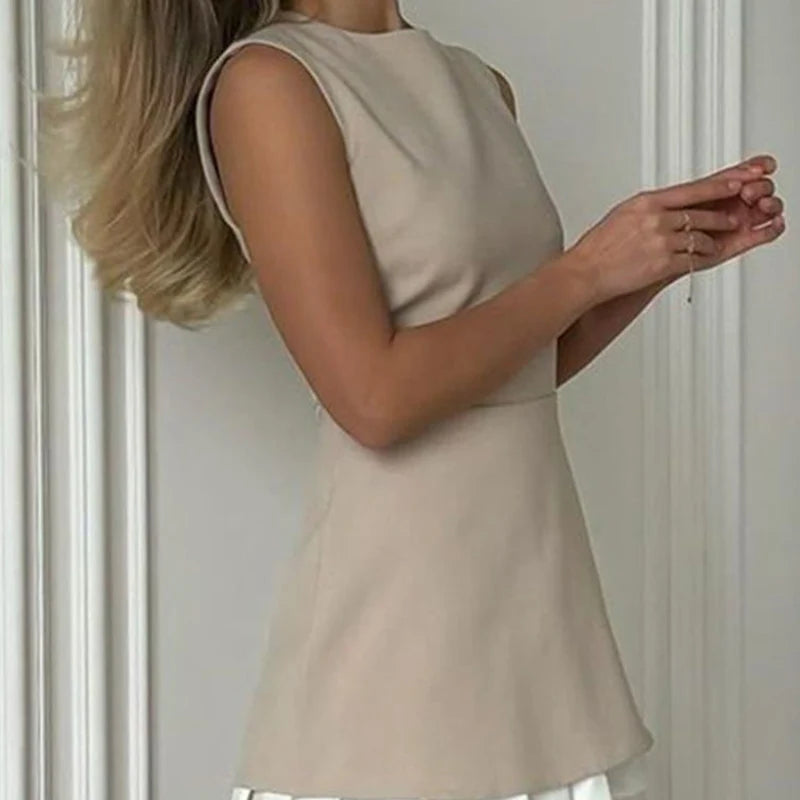 Kontrast-Chic: Elegantes Mini-Kleid mit verspieltem Plissee-Volant