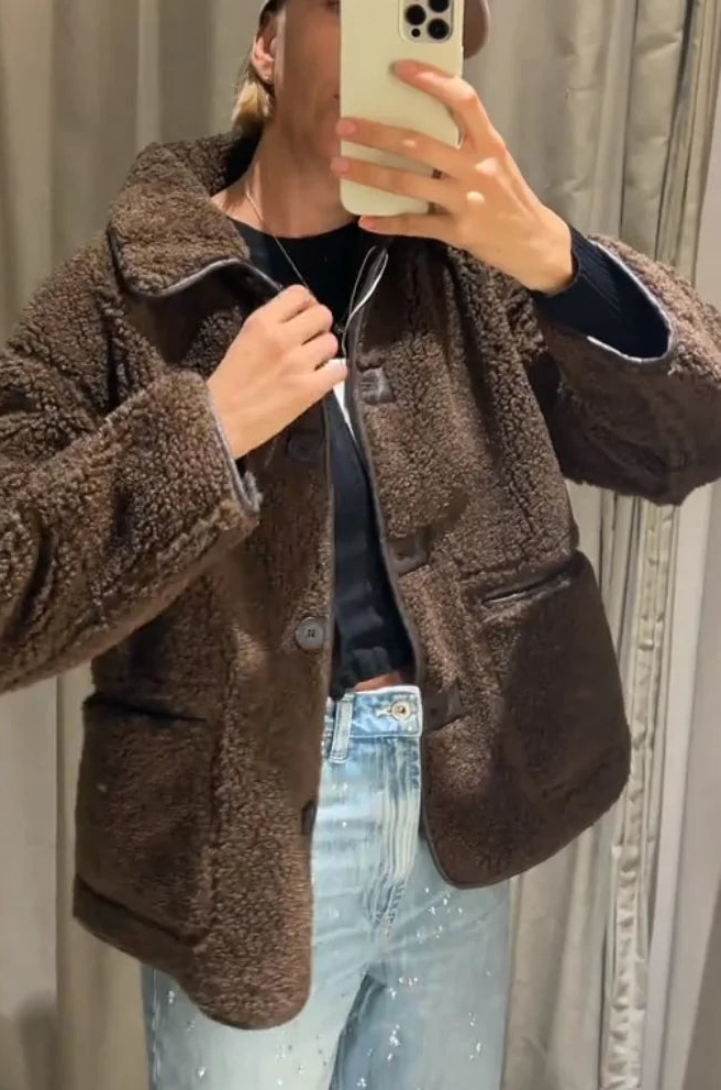 Kuscheliger Chic: Die braune Teddyjacke für stilvolle Wärme