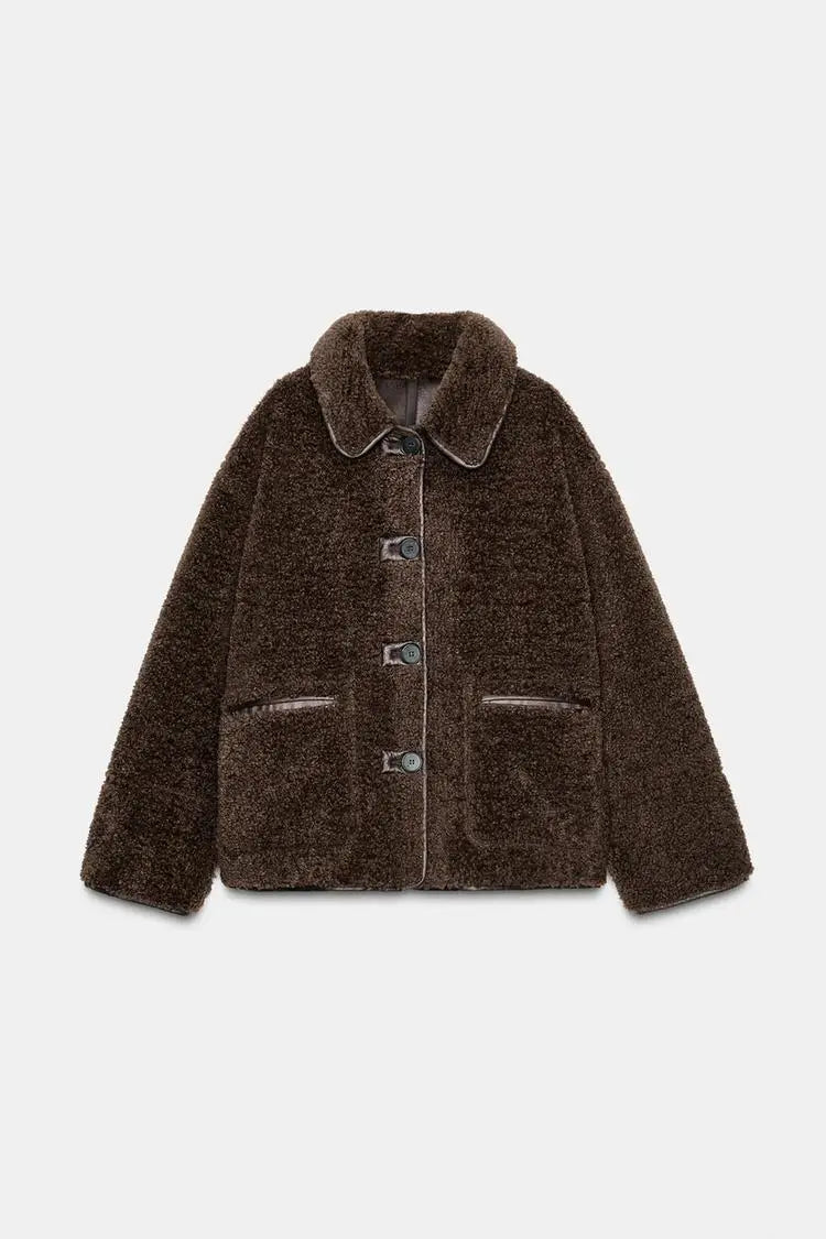 Kuscheliger Chic: Die braune Teddyjacke für stilvolle Wärme