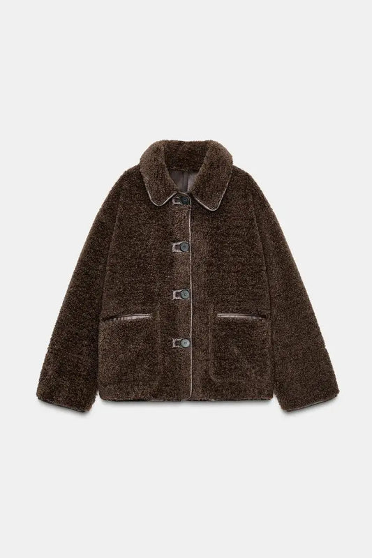Kuscheliger Chic: Die braune Teddyjacke für stilvolle Wärme