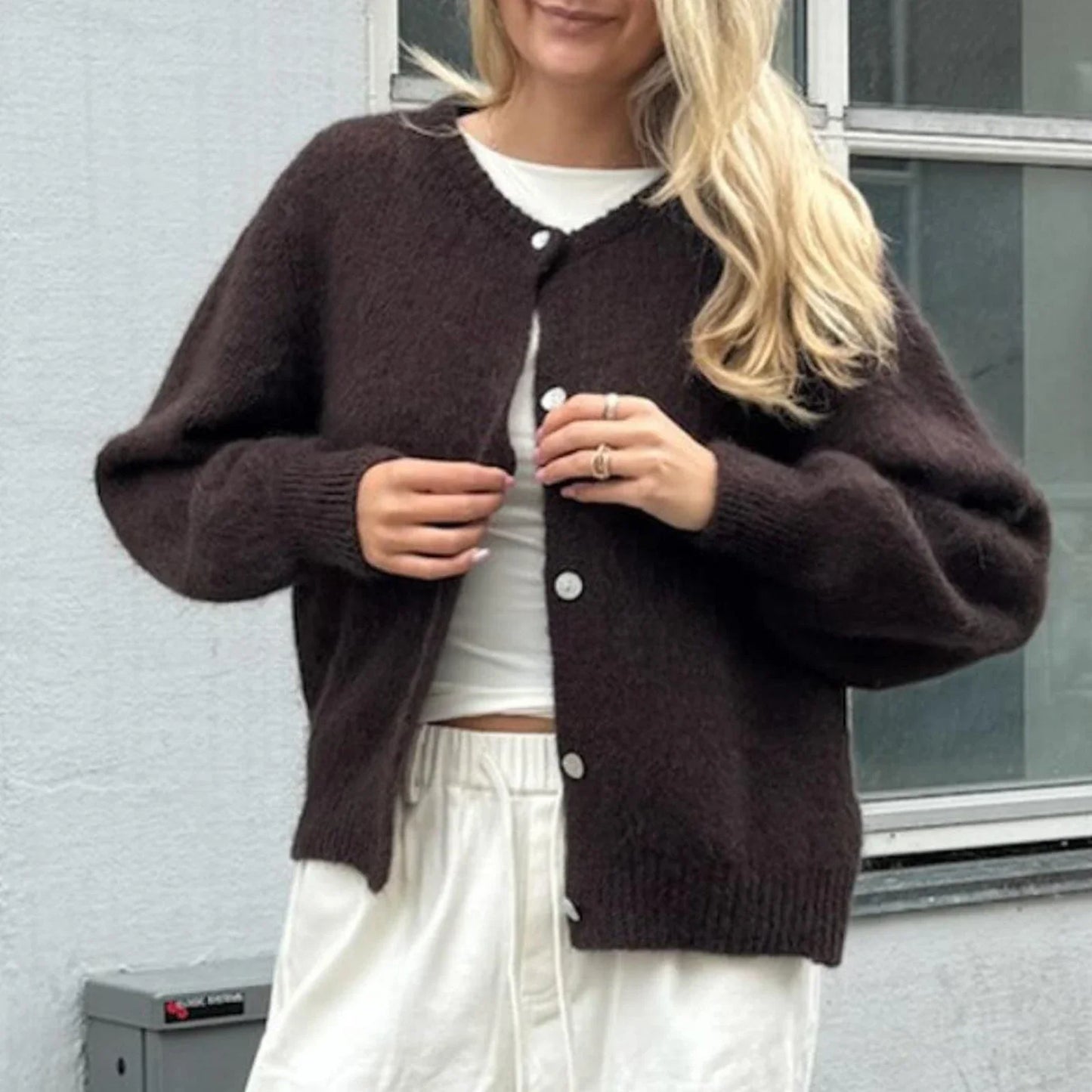 Eleganter Cardigan mit weisen Knöpfen