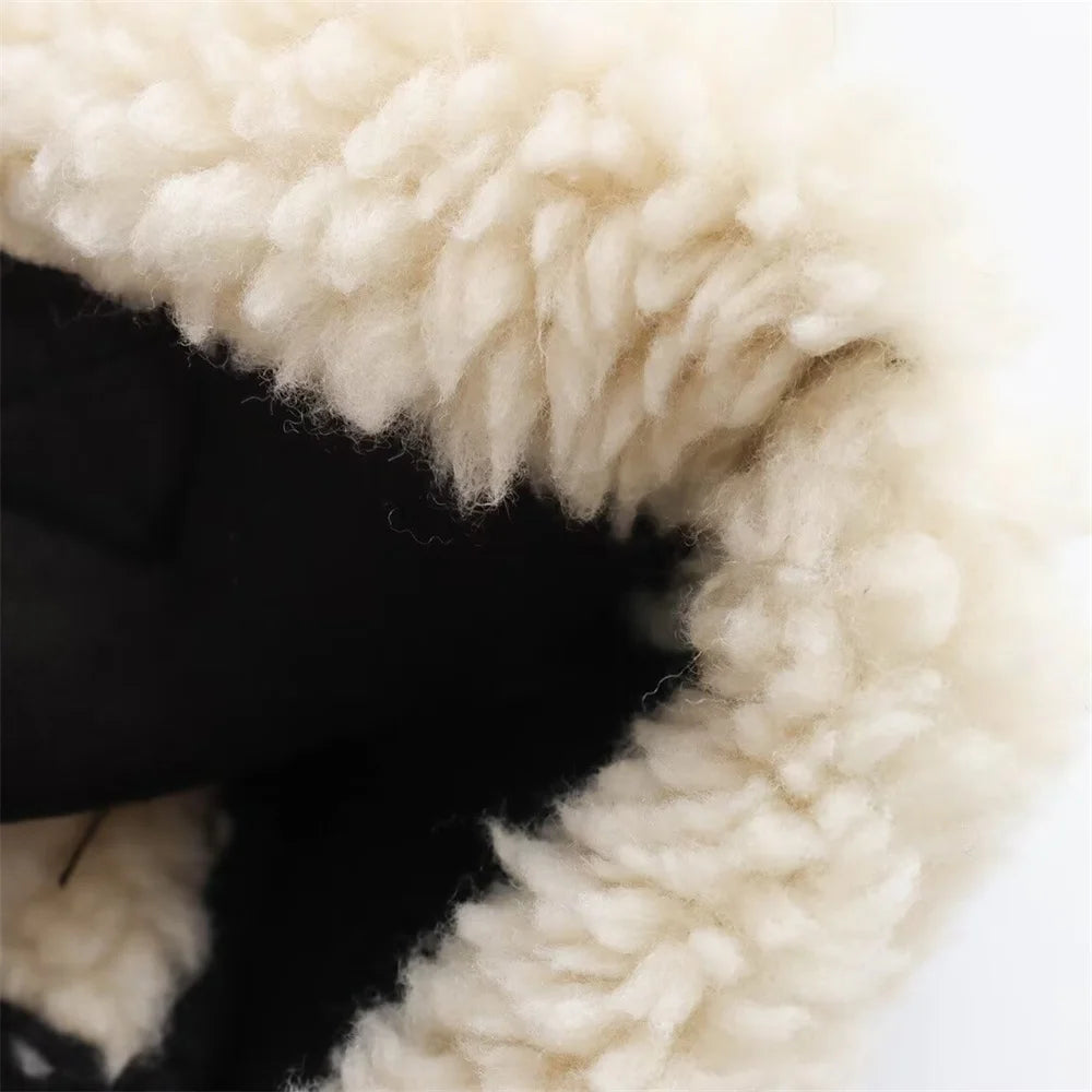 Zeitloser Wintertraum: Die cremefarbene Teddyjacke mit Stil